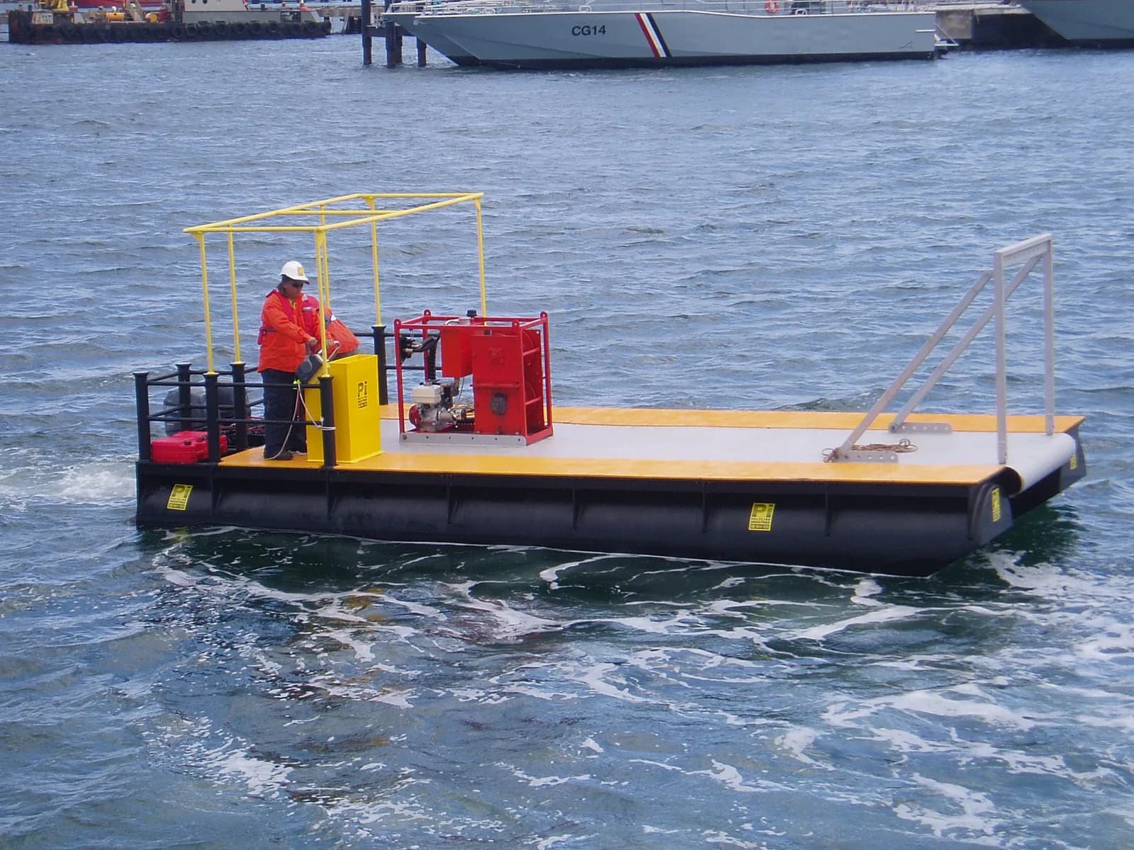 Ocenamics 8 m / 8.5-tonne pontoon barge — view 1