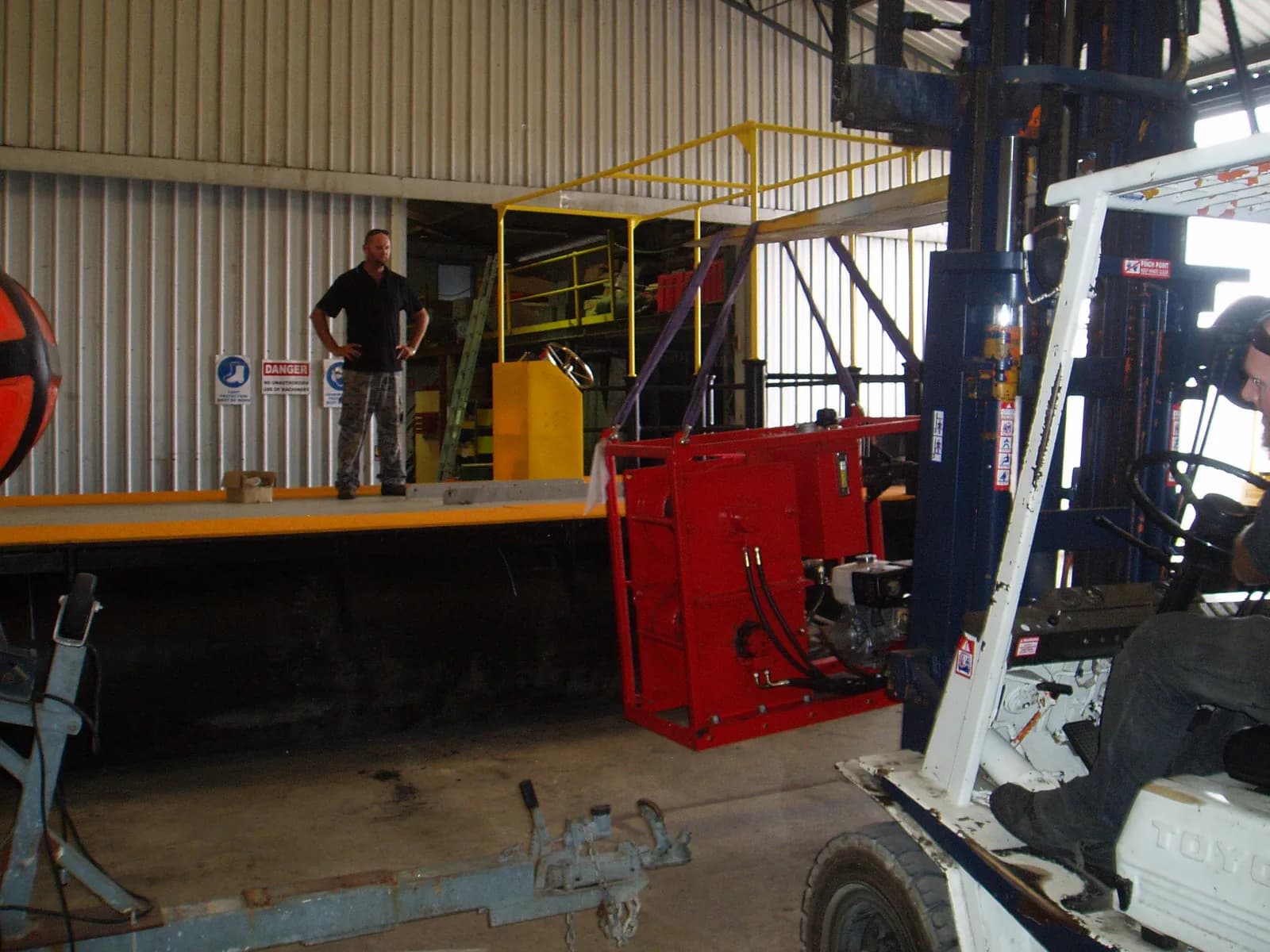 Ocenamics 8 m / 8.5-tonne pontoon barge — view 3